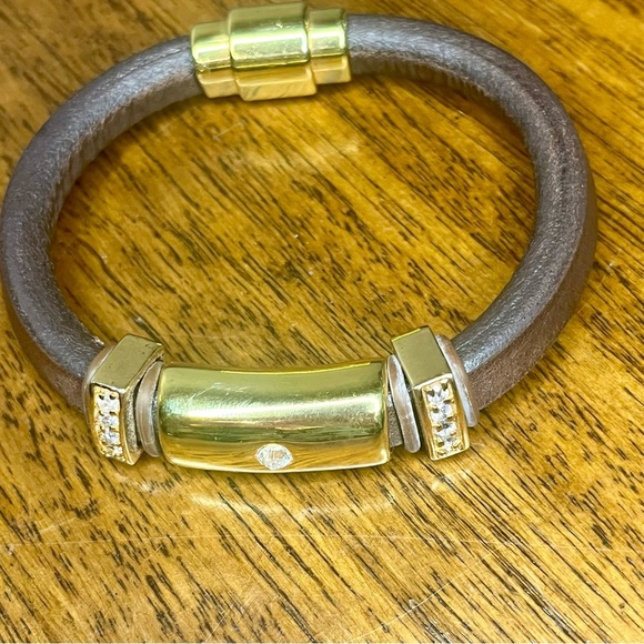 Vintage brown Leather and gold tone unisex bracelet with a magnetic closure. - Picture 2 of 7